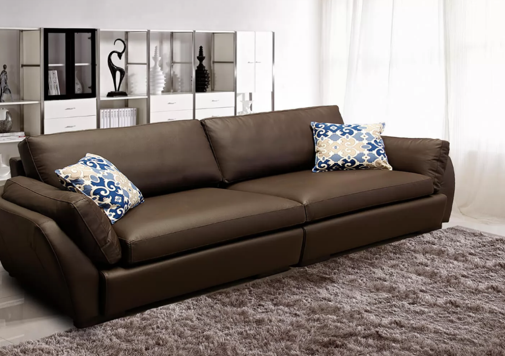 Sofa de couro natural na prática: quando esse acabamento faz diferença no ambiente?